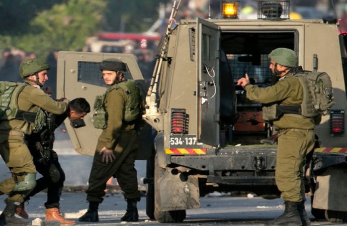 قوات الاحتلال تعتقل 11 فلسطينيا معظمهم أسرى محررون
