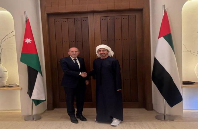 الصفدي يلتقي نظيره الإماراتي لبحث التعاون والقضايا الإقليمية