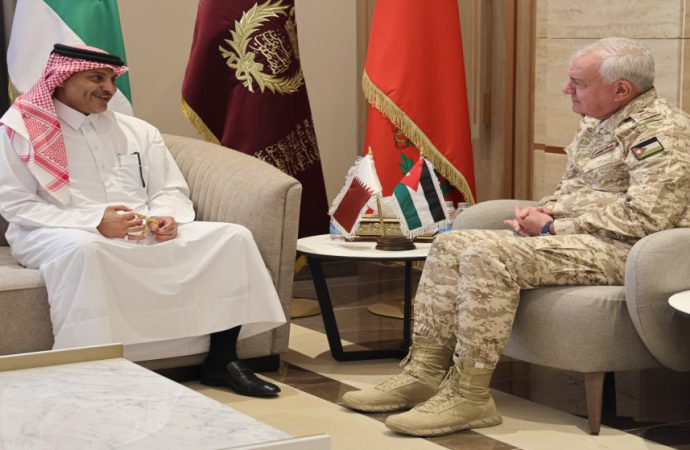 رئيس هيئة الأركان المشتركة يستقبل السفير القطري