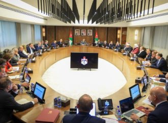 الحكومة توقف قرار إنهاء خدمات الموظفين ممن بلغت خدماتهم 30 سنة فأكثر