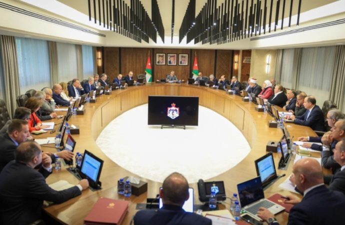 الحكومة توقف قرار إنهاء خدمات الموظفين ممن بلغت خدماتهم 30 سنة فأكثر