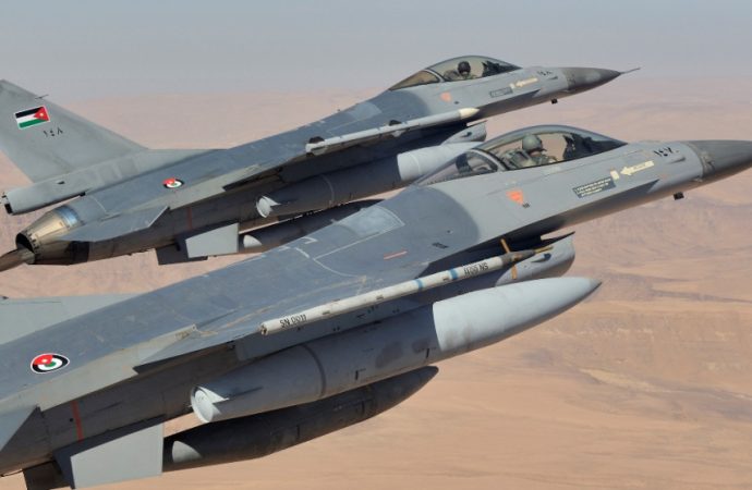 الجيش يدمر أوكارا لتجار أسلحة ومخدرات على الواجهة الحدودية الشمالية