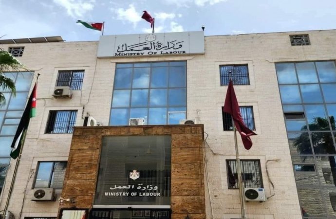 وزارة العمل تحرر 5803 مخالفات وتنفذ أكثر من 28 ألف زيارة تفتيشية خلال 11 شهرا
