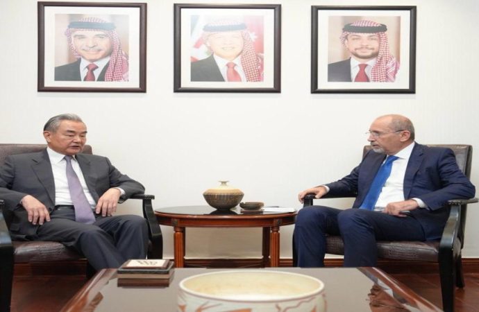 وزير الخارجية يؤكد مع نظيره الصيني أهمية تفعيل الاتفاقيات الثنائية