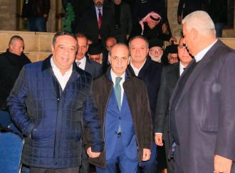 المصري يضيء شجرة المحبة في مدينة الفحيص