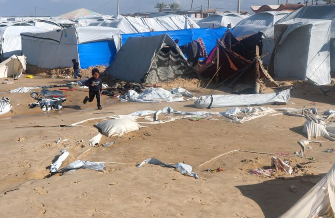 “الأونروا”: 235 ألف شخص تضرروا من منخفض “بايرون” الجوي في قطاع غزة