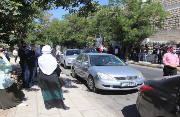 “الصحفيين” تواصل رصد الحسابات التي تجري مقابلات مع طلبة التوجيهي عبر المنصات