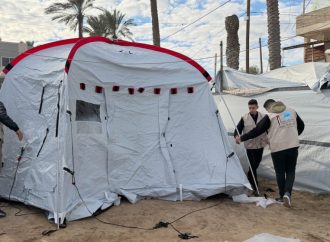 الحملة الأردنية والهيئة الخيرية توزعان خياما على النازحين في غزة