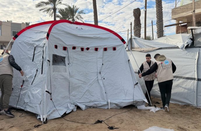 الحملة الأردنية والهيئة الخيرية توزعان خياما على النازحين في غزة