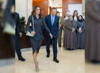 الملكة تزور مصنع لشركة أدوية الحكمة في السلط