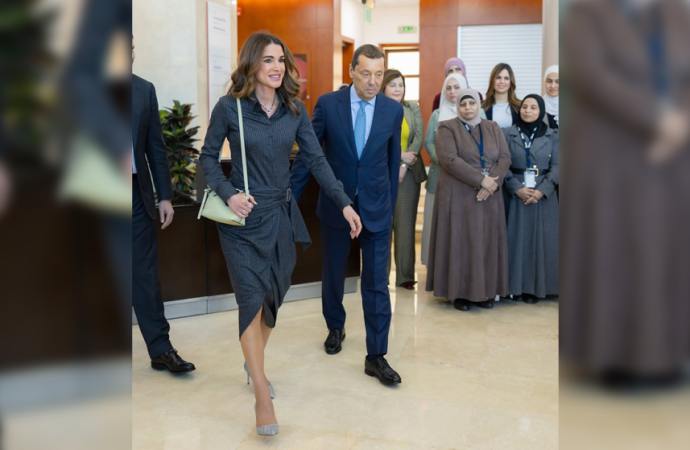 الملكة تزور مصنع لشركة أدوية الحكمة في السلط