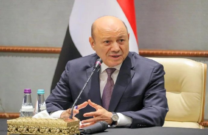 اليمن يعفي وزير الدفاع من منصبه ويحيله للتقاعد