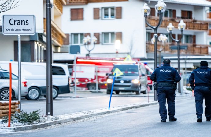 مقتل 10 أشخاص وإصابة 10 آخرين إثر انفجار وقع في منتجع للتزلج بسويسرا