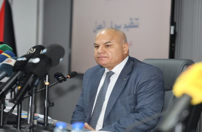 وزير العمل يدعو إلى تجنب الانسياق وراء الشائعات وتناقل المعلومات غير الدقيقة