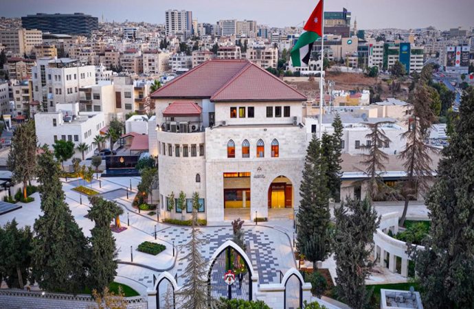 رئيس الوزراء يقرر تأخير الدوام حتى الـ 10 صباحا في الكرك والطفيلة ومعان