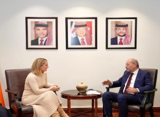 وزير الخارجية يبحث مع نظيرته الإيرلندية سبل تعزيز العلاقات وتطورات المنطقة