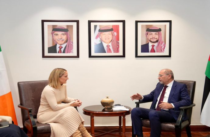 وزير الخارجية يبحث مع نظيرته الإيرلندية سبل تعزيز العلاقات وتطورات المنطقة