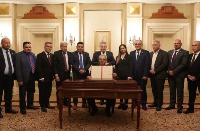 اللجنة الوطنية لإدارة غزة تبدأ أعمالها برئاسة علي شعث