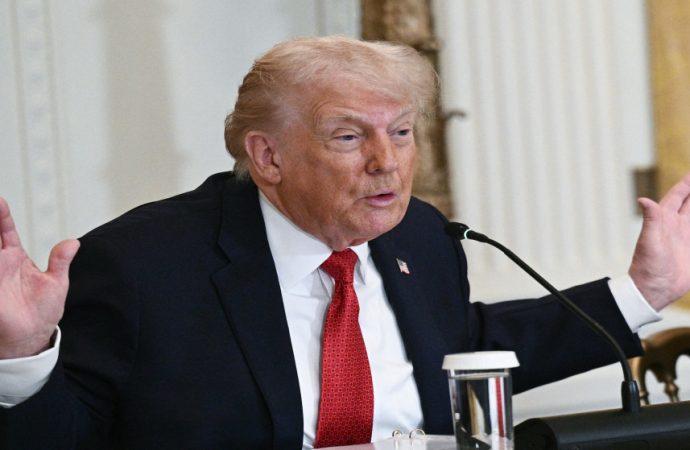 ترامب: “قوة كبيرة” تتجه نحو إيران