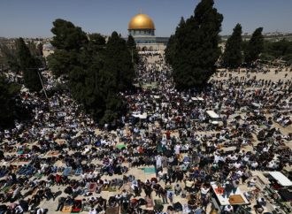 عشرات الآلاف يؤدون صلاة الجمعة في المسجد الأقصى المبارك