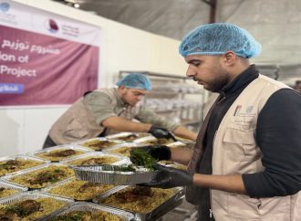 الهيئة الخيرية الهاشمية والهلال الأحمر القطري يوزعان وجبات على الأسر في غزة