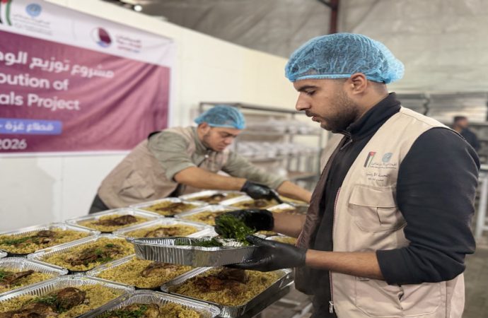الهيئة الخيرية الهاشمية والهلال الأحمر القطري يوزعان وجبات على الأسر في غزة