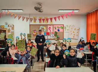 الأمن ينفذ حملة توعوية لتعزيز مفاهيم السلامة العامة في المدارس