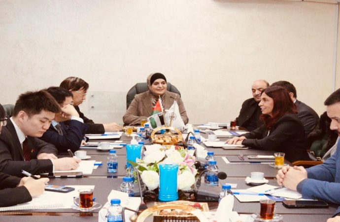 الأردن والصين يبحثان تنفيذ مبادرات لإرسال مساعدات طبية وغذائية لغزة