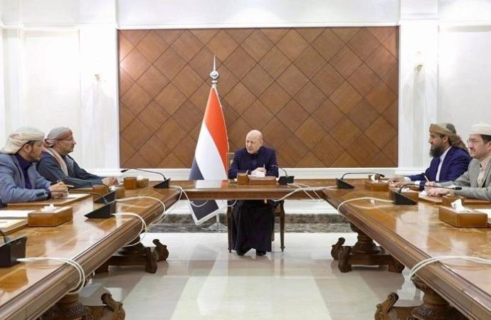 رئيس مجلس القيادة الرئاسي اليمني يقيل ويعين قيادات عسكرية