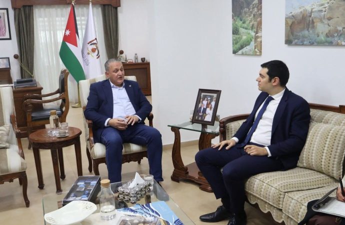 بحث وزير البيئة الدكتور أيمن سليمان خلال لقائه اليوم الأحد، الرئيس التنفيذي لشركة أورنج الأردن