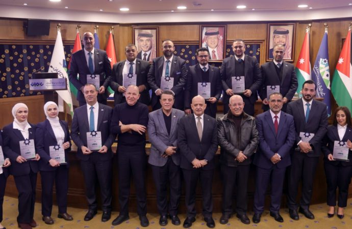 تجارة عمّان تكرّم عددا من موظفيها تقديرا لسنوات عطائهم وأدائهم المتميز