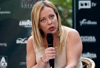رئيسة وزراء إيطاليا: التدخل العسكري الخارجي ليس صحيحا