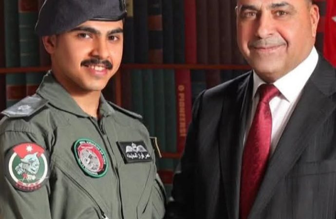 الدكتور محمد المعايطة يهنئ أين العم الطيار عمر فواز المعايطة بالتخرج