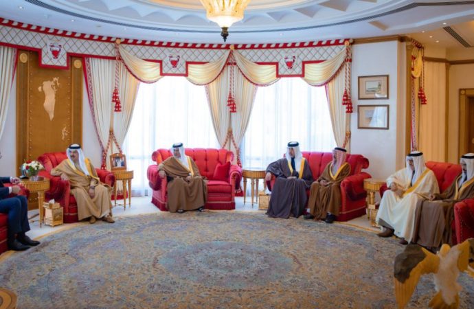 ملك البحرين يستقبل الصفدي وينقل تحيات جلالة الملك وولي العهد