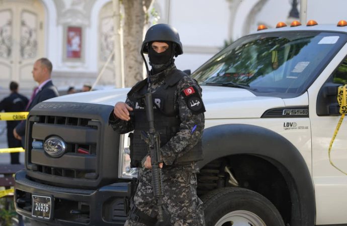 وفاة عنصر أمني ومقتل إرهابي في عملية أمنية غربي تونس