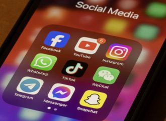 مقترح نيابي لتنظيم استخدام مواقع التواصل لمن دون 16 عاما