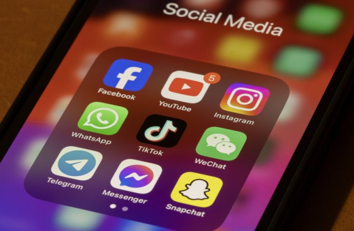 مقترح نيابي لتنظيم استخدام مواقع التواصل لمن دون 16 عاما