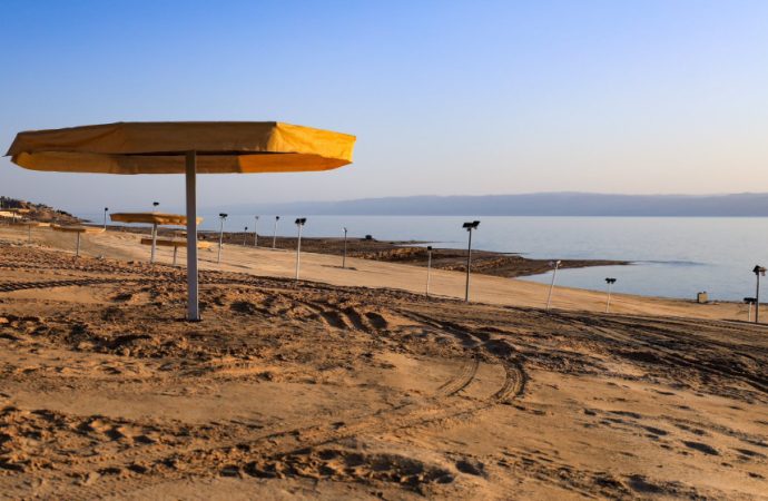 بدء تطوير شاطئ البحر الميت السياحي وتوقيع اتفاقية تشغيل استعدادا لعيد الفطر