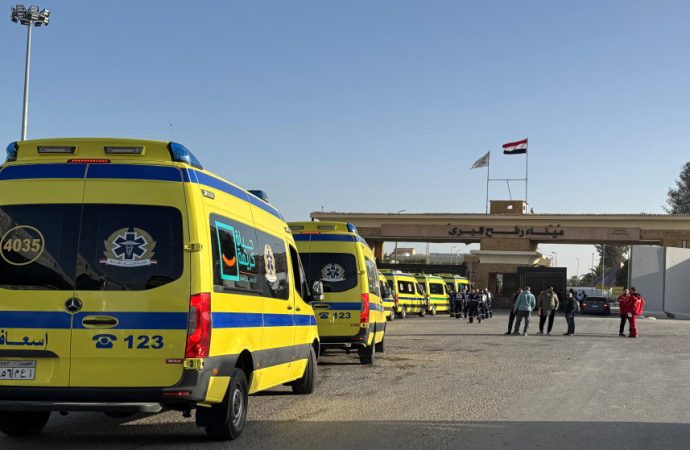 بدء وصول جرحى ومرضى من قطاع غزة إلى الجانب المصري من معبر رفح