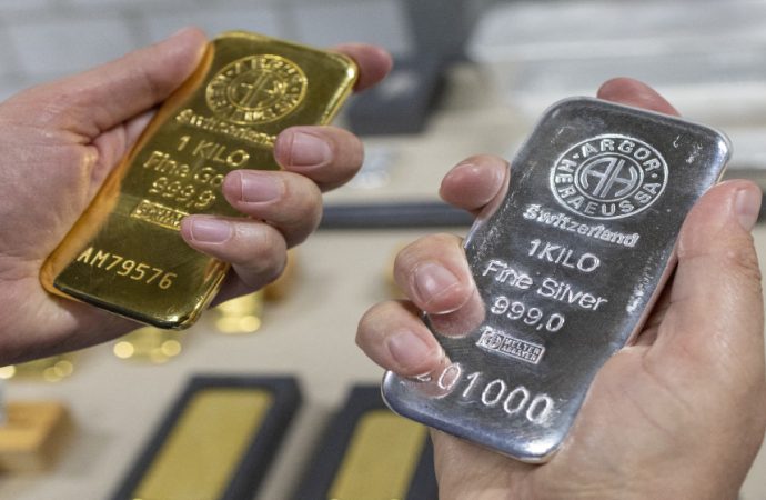 الذهب والفضة يواصلان الهبوط مع زيادة عمليات البيع