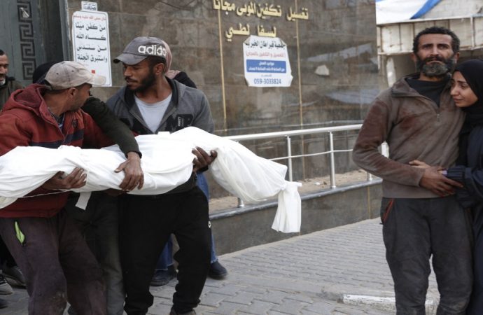 استشهاد امرأة وطفل في غزة