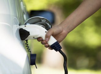 تراجع التخليص على المركبات الكهربائية 7% وارتفاع الهايبرد 107% العام الماضي