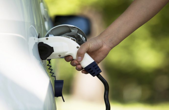 تراجع التخليص على المركبات الكهربائية 7% وارتفاع الهايبرد 107% العام الماضي