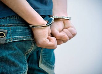 القبض على حدث من جنسية عربية قتل صديقه وأصاب والده