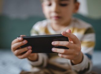 “الاتصالات”: سنوفر أدوات تنظيمية وفنية لضمان بيئة رقمية آمنة للأطفال
