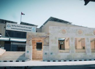 إغلاق مستودع غير مرخص يدخل حليبا مجففا عبر المنطقة الحرة ويورده لمعامل ألبان