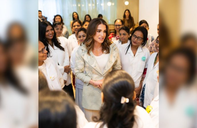 الملكة رانيا تزور مدرسة تشاناكيا للحرف في مومباي بالهند