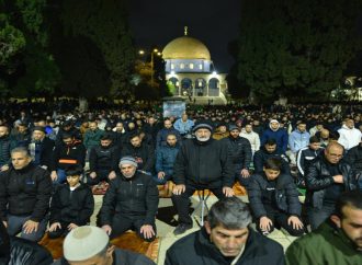 60 ألفا يؤدون صلاتي العشاء والتراويح في “الأقصى”
