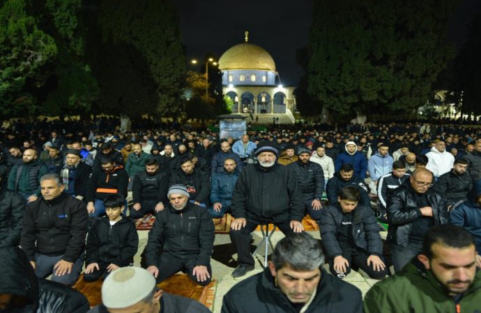 60 ألفا يؤدون صلاتي العشاء والتراويح في “الأقصى”