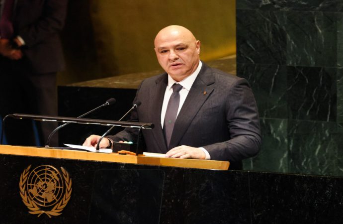 الرئيس اللبناني يدين الغارات الإسرائيلية في جنوب البلاد وشرقها